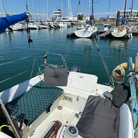 Bateau A Quai Detente Absolue 船屋